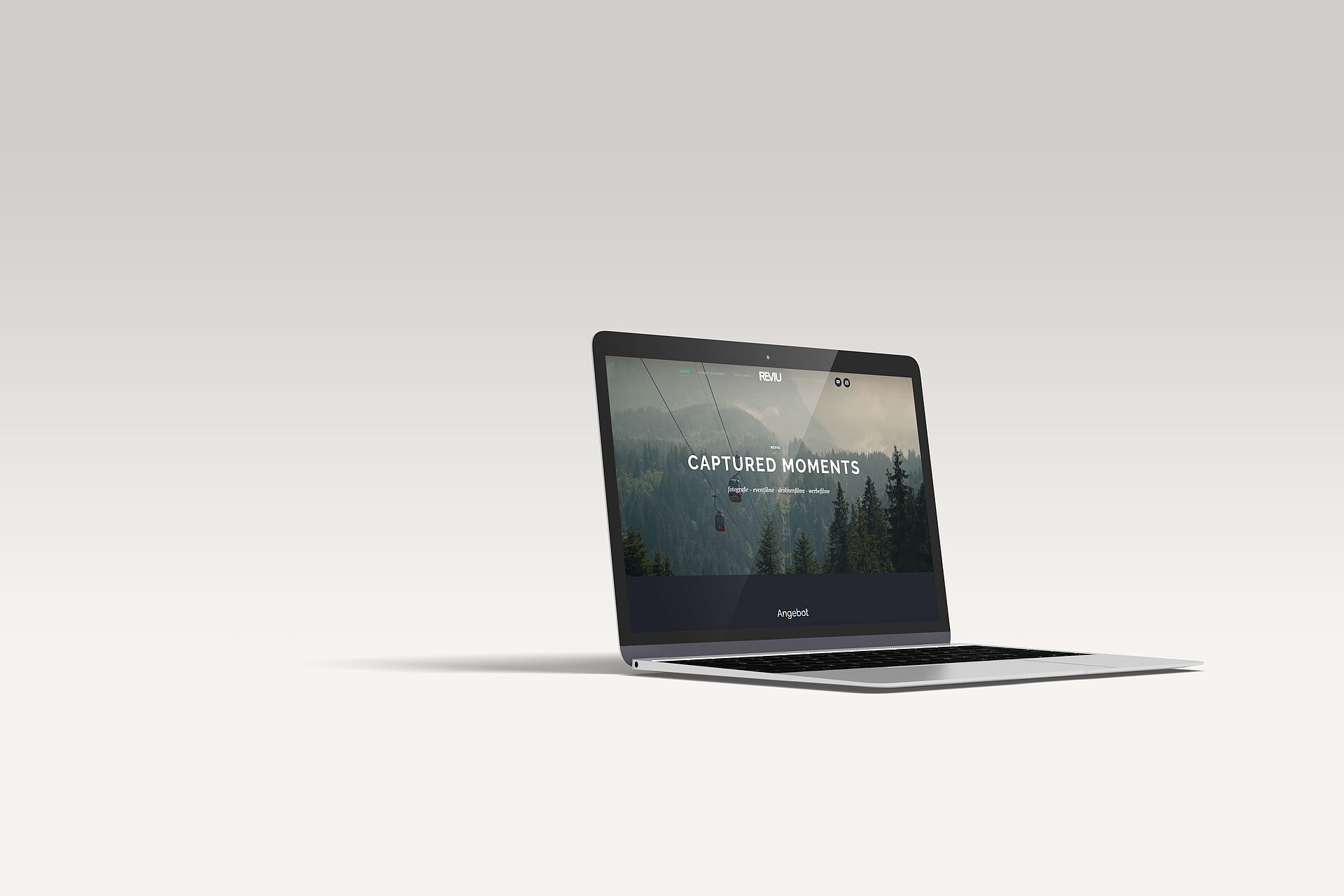 Laptop mit der neuen Webseite von Reviu